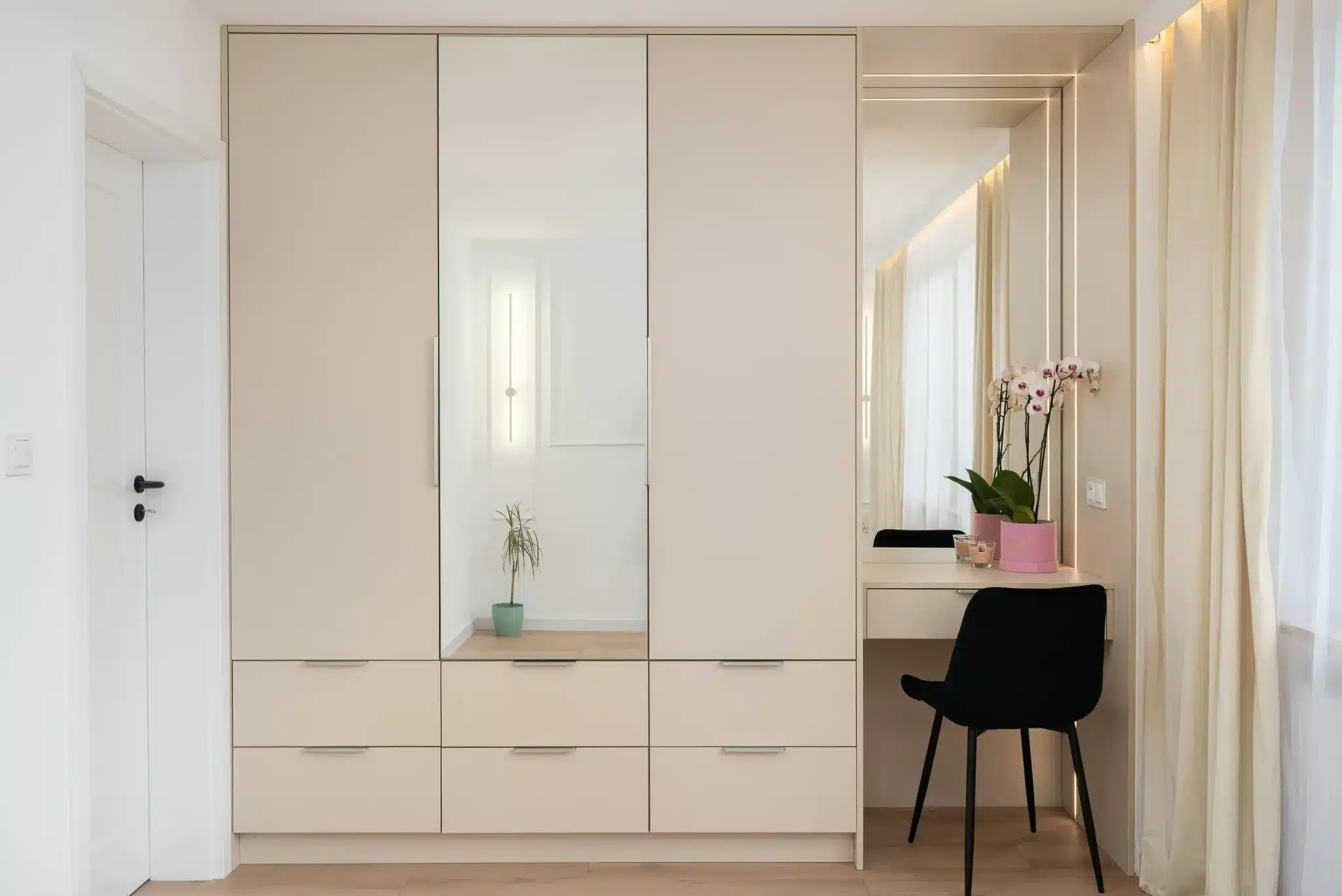 built_in_wardrobe_bedroom_modern image depicting Built-In vs Freestanding Wardrobes